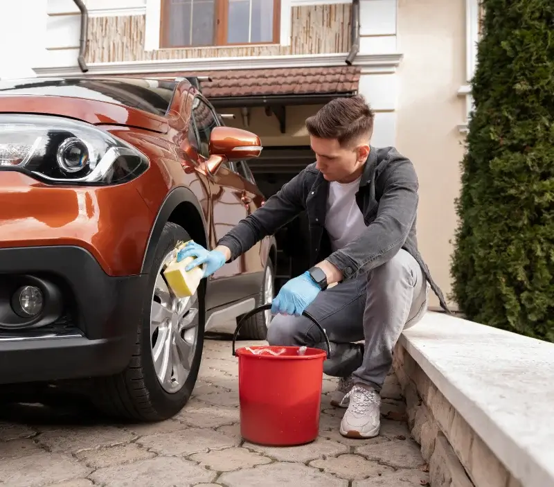 Lavage auto à domicile La Chapelaude : professionnel intervenant sur un véhicule